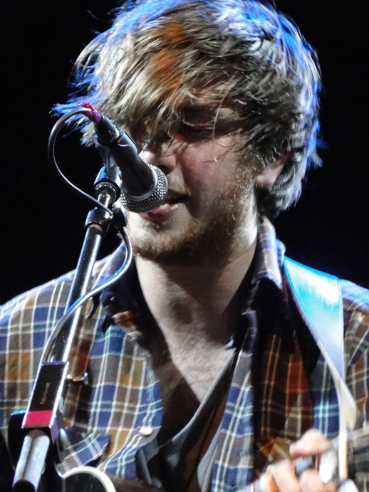 Bobby Long Gives Revival to Dull Night at the Fox
