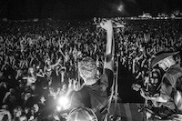 Dierks Bentley Keeps Crowds & Critics On Their Feet!