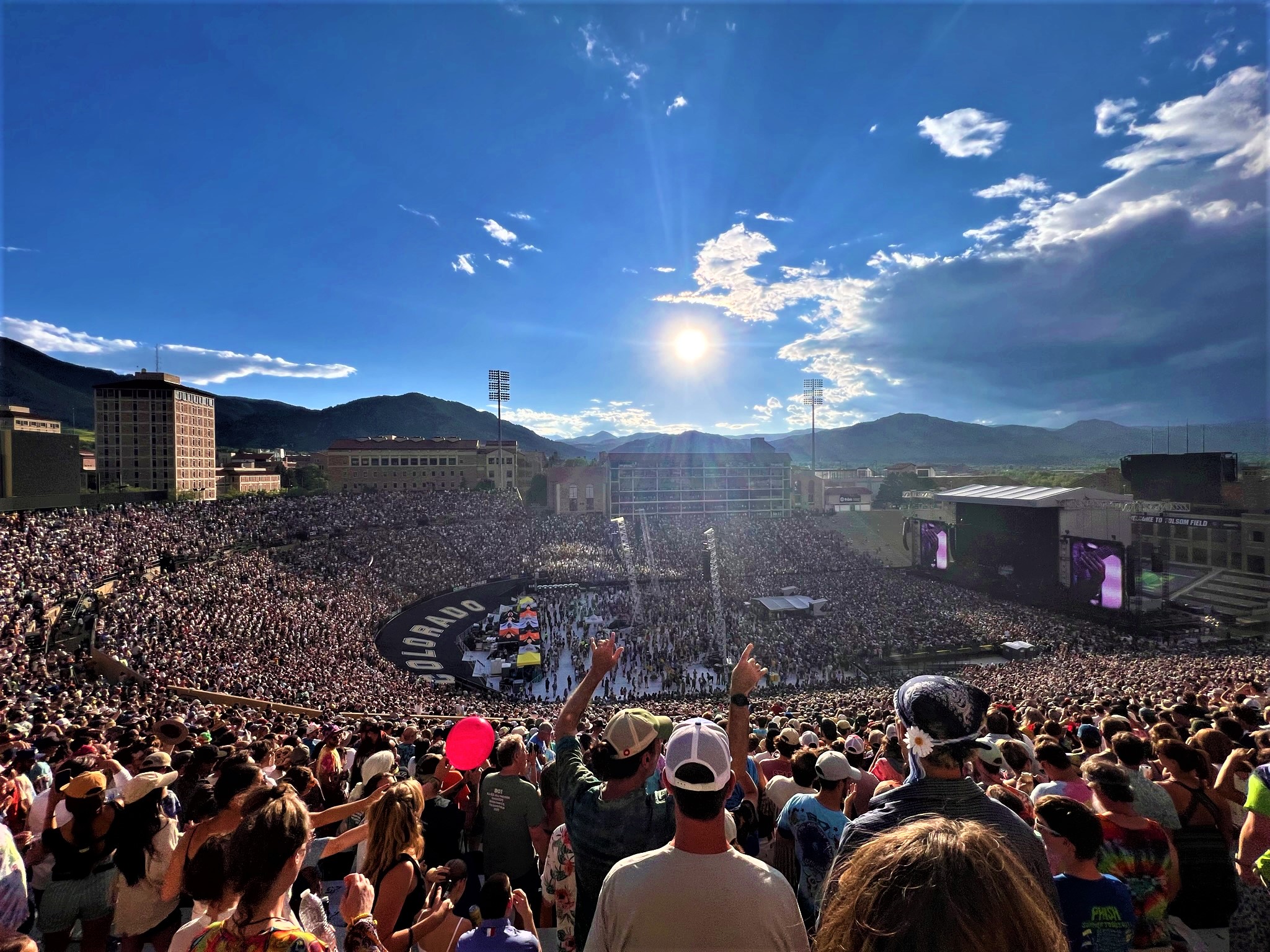 Psychedelic Splendor: Dead & Co.'s Rainbow Ride Under Venus' Gaze